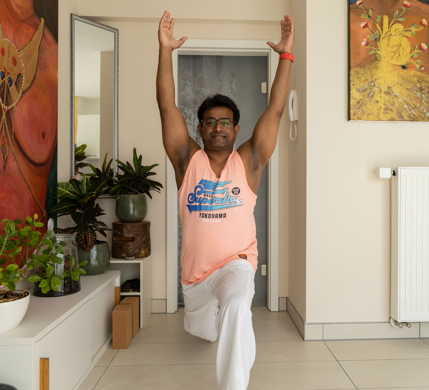 Bild: Das Individuelle Yoga-Programm bei Mayahturi - Pragash Irudayam in Yoga Asana Ardha  Chandrasana