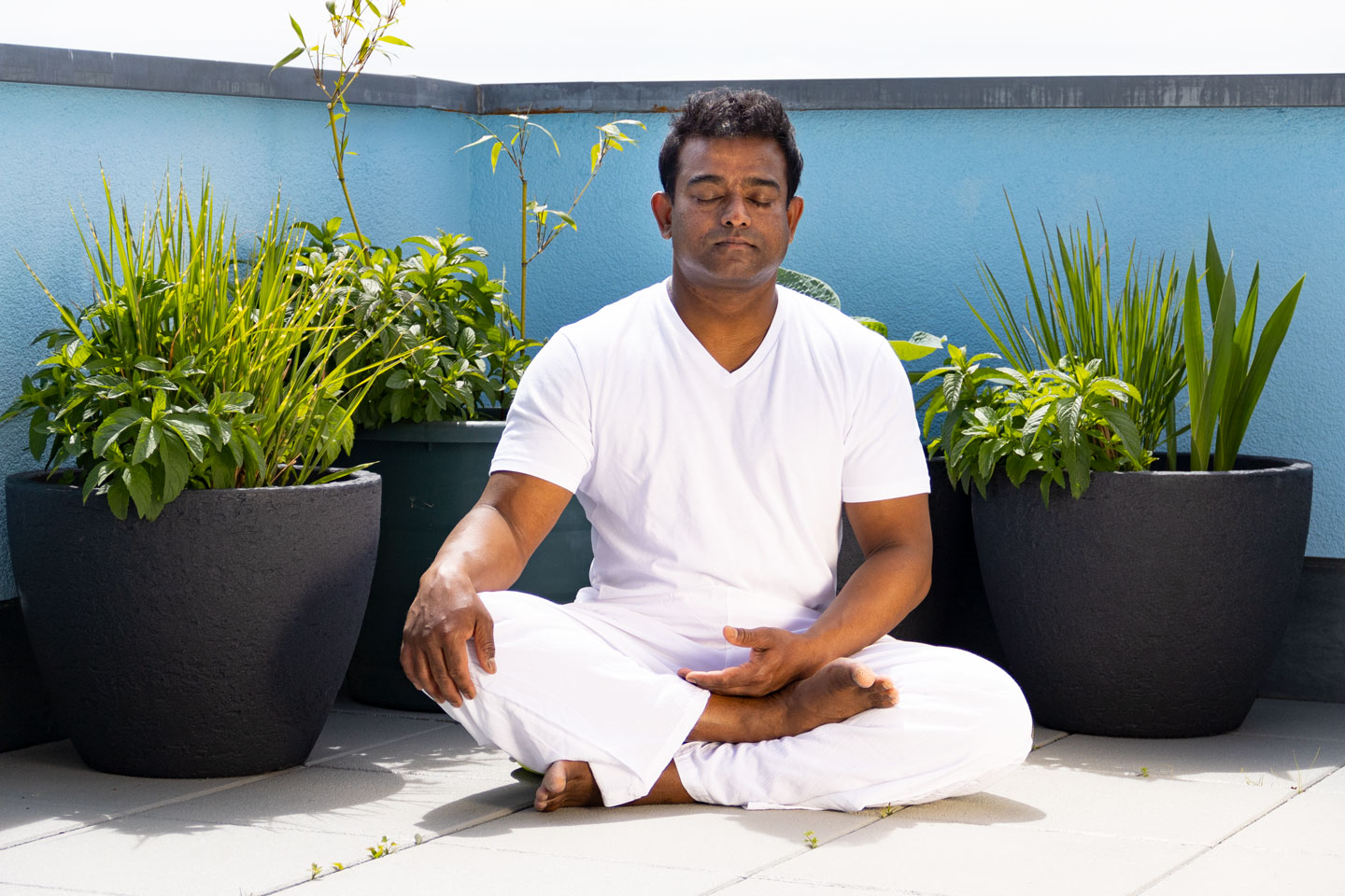 Bild: Yoga Ganzkörper Balance: Pragash Irudayam in Meditation